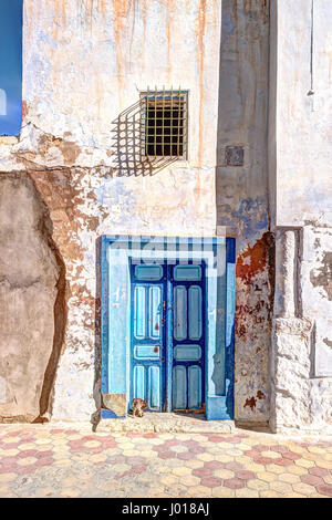 Vieille porte peinte traditionnelle dans un quartier historique ou Medina, Tunisie. Banque D'Images