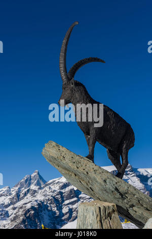 Statue d'un Steinbock à Champoluc, face au Cervin Banque D'Images