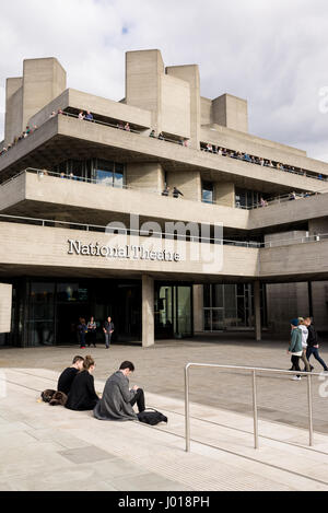 Les gens assis à l'extérieur du Royal National Theatre de Londres sur la rive sud. Le Royal National Theatre est l'un des trois du Royaume-Uni plus frappant Banque D'Images