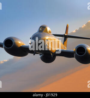 Un Gloster Meteor F.8 jet un ancien combattant de la guerre de Corée en vol au dessus de Musson, NSW. Banque D'Images