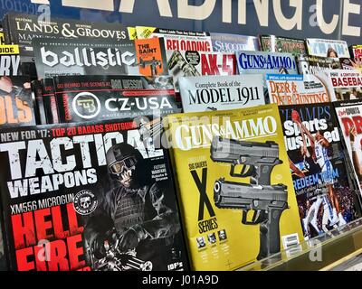 Boutique Magazine ile de la lecture de l'article Banque D'Images