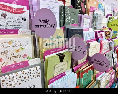 Cartes de vœux, cartes d'anniversaire cartes romantique, obtenir des cartes, des cartes de vacances bien à l'épicerie card shop Banque D'Images