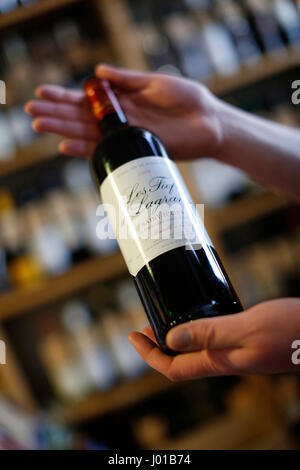 Mains tenant une bouteille de vin, wineshop, Carlsbad, République Tchèque Banque D'Images