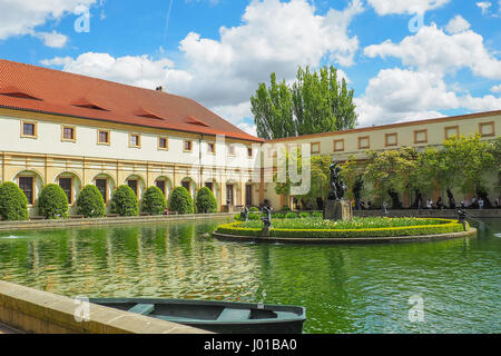 Un étang dans le jardin Wallenstein à Prague avec une fontaine en marbre avec des statues d'Hercule et les Nayades par Adriaen de Vries. Banque D'Images