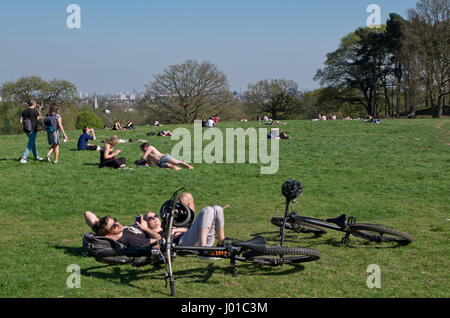 Les personnes ayant des pique-niques et bénéficiant d'un printemps chaud dans le parc de Hampstead Heath,Londres,Angleterre,UK Banque D'Images