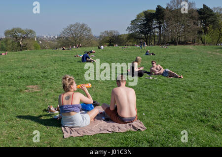 Les personnes ayant des pique-niques et bénéficiant d'un printemps chaud dans le parc de Hampstead Heath,Londres,Angleterre,UK Banque D'Images