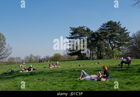 Les personnes ayant des pique-niques et bénéficiant d'un printemps chaud dans le parc de Hampstead Heath,Londres,Angleterre,UK Banque D'Images