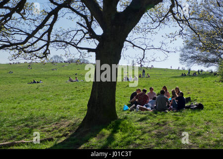 Les personnes ayant des pique-niques et bénéficiant d'un printemps chaud dans le parc de Hampstead Heath,Londres,Angleterre,UK Banque D'Images