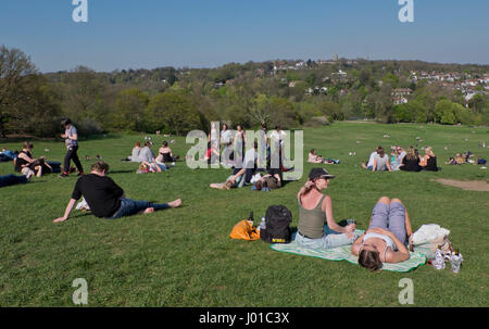 Les personnes ayant des pique-niques et bénéficiant d'un printemps chaud dans le parc de Hampstead Heath,Londres,Angleterre,UK Banque D'Images