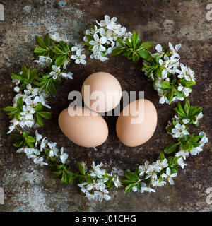 Naturel incolore, oeufs de pâques joyeuses Pâques avec concept blanc de printemps fleurs, retro easter background Banque D'Images