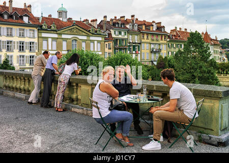 Berne, Suisse - le 31 août 2016 : Amis au café en plein air sur Munsterplatform dans le vieux centre-ville de Berne, Suisse Banque D'Images