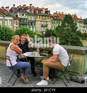 Berne, Suisse - le 31 août 2016 : Amis au café en plein air sur Munsterplatform dans le vieux centre-ville de Berne, Suisse Banque D'Images