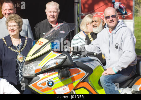 Eddie the Eagle Edwards assis sur une moto de la banque de sang Banque D'Images