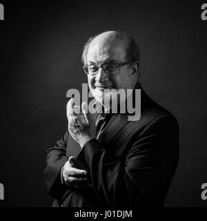 Portrait de (Ahmed) Salman Rushdie (grâce à l'hôtel Park Hyatt Paris-Vendome) 11/09/2016 ©Philippe MATSAS/Opale Banque D'Images