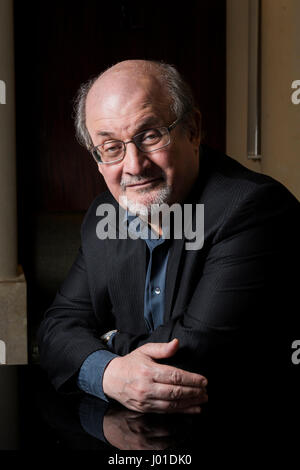 Portrait de (Ahmed) Salman Rushdie (grâce à l'hôtel Park Hyatt Paris-Vendome) 11/09/2016 ©Philippe MATSAS/Opale Banque D'Images