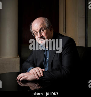 Portrait de (Ahmed) Salman Rushdie (grâce à l'hôtel Park Hyatt Paris-Vendome) 11/09/2016 ©Philippe MATSAS/Opale Banque D'Images