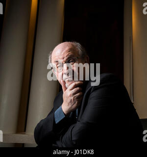 Portrait de (Ahmed) Salman Rushdie (grâce à l'hôtel Park Hyatt Paris-Vendome) 11/09/2016 ©Philippe MATSAS/Opale Banque D'Images