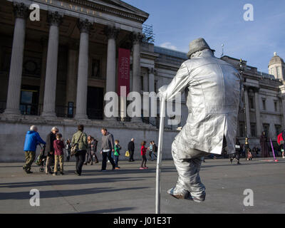 Effectuer une rue à l'extérieur de la lévitation de la National Gallery à Londres Banque D'Images