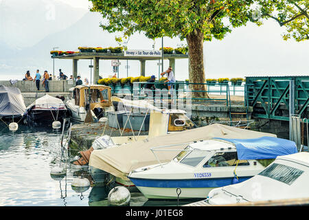 Vevey, Suisse - le 27 août 2016 : les bateaux et les gens à la jetée sur le lac de Genève à Vevey, canton de Vaud, Suisse Banque D'Images