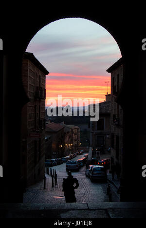 Tôt le matin, et le lever du soleil, une vue d'une arche au square Plaza de Zocodover, Tolède, Castille La Manche, Espagne. Banque D'Images