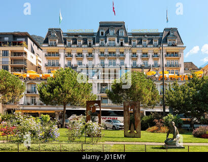 Montreux, Suisse - le 27 août 2016 : Jardin et hôtel de luxe à Genève Lake Riviera de Montreux, canton de Vaud, Suisse Banque D'Images