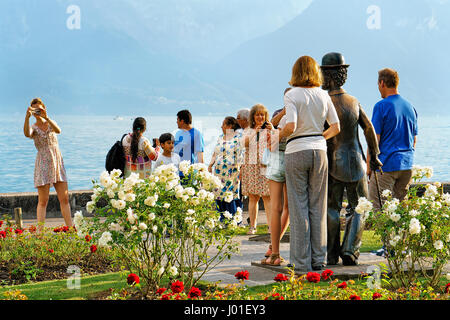 Vevey, Suisse - le 27 août 2016 : Les gens de Charlie Chaplin statue au lac de Genève à Vevey, canton de Vaud, Suisse. Montagnes des Alpes sur la zone Banque D'Images