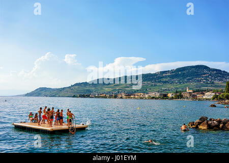 Vevey, Suisse - le 27 août 2016 : Les gens de la digue du lac de Genève à Vevey, canton de Vaud, Suisse Banque D'Images