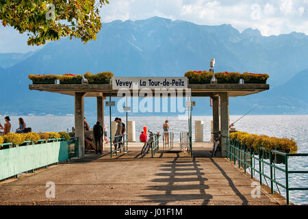 Vevey, Suisse - le 27 août 2016 : les gens à l'endroit d'atterrissage sur le lac de Genève d'azur à Vevey, canton de Vaud, Suisse Banque D'Images