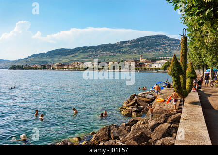 Vevey, Suisse - le 27 août 2016 : Les gens de la baignade à la digue du lac de Genève à Vevey, canton de Vaud, Suisse Banque D'Images