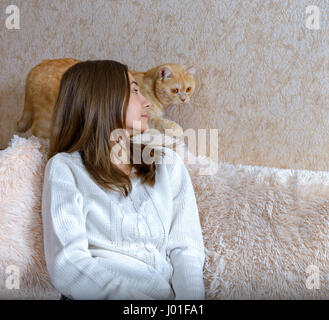 Jeune fille dans un chandail blanc et rouge de cat Banque D'Images