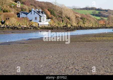 Vue sur l'estuaire à Newport, Ceredigion, à l'ouest du pays de Galles, Royaume-Uni. Un Paysage avec rivière et maison blanche. Banque D'Images