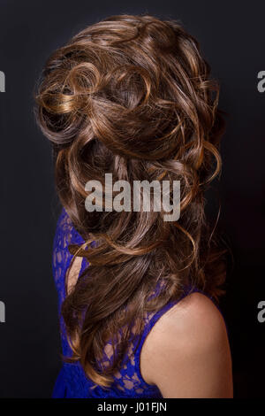 Vue arrière d'une coiffure. Brunette naturelle des cheveux. Banque D'Images