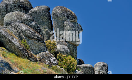 Silhouette naturelle formée d'un vieil homme dans un énorme rocher de granit Banque D'Images