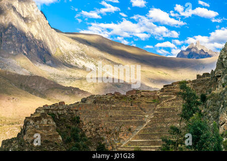 Terrasses de Pumatallis, ancienne forteresse Inca et les montagnes, la Vallée Sacrée, Ollantaytambo, Pérou Banque D'Images