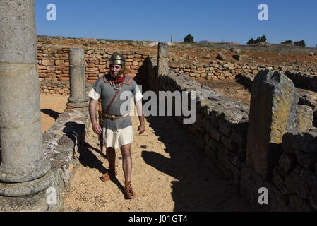 Garray, Espagne. Le 08 Avr, 2017. Un soldat romain d'une armée de l'ancienne époque photographié au cours d'une représentation dans l'ancienne colonie celtibère de Numantia, célèbre pour son rôle dans la guerre celtibère, à Soria, au nord de l'Espagne. Credit : Jorge Sanz/Pacific Press/Alamy Live News Banque D'Images