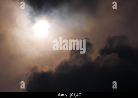 Lever du soleil dans les nuages de la Crimée Banque D'Images