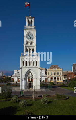 L'horloge de la tour historique à Plaza Arturo Prat dans le vieux quartier de Santiago sur la côte Pacifique du nord du Chili. Construite vers 1877. Banque D'Images