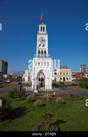 L'horloge de la tour historique à Plaza Arturo Prat dans le vieux quartier de Santiago sur la côte Pacifique du nord du Chili. Construite vers 1877. Banque D'Images
