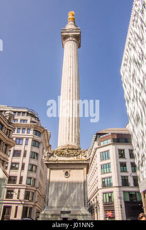 Le 'Monument' à Londres, desogned par Christopher Wren pour commémorer le Grand Incendie de Londres (1666). Banque D'Images