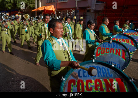 Bande d'un groupe de danse de Morenada défilant à travers la ville minière d'Oruro sur l'Altiplano de Bolivie, au cours de l'assemblée annuelle du carnaval d'Oruro. Banque D'Images