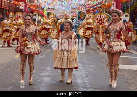 Groupe de danse de Morenada tenues colorées en défilant à travers la ville minière d'Oruro sur l'Altiplano de Bolivie, au cours de l'assemblée annuelle du carnaval d'Oruro. Banque D'Images