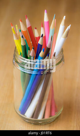 Crayons de couleurs différentes dans les Jar Banque D'Images