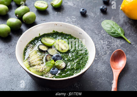 Monstre vert smoothie, smoothie vert detox avec chou frisé, épinards, kiwi, chia seeds et bleuets Banque D'Images