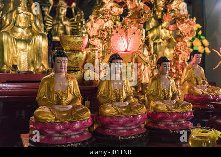 Temple bouddhiste au coeur de Paris, ville centrale à Hai Phong. Temple bouddhiste sans nom dans le coeur de Hai Phong, immeuble ancien avec belle d Banque D'Images