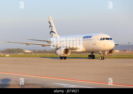 Stuttgart/Allemagne 10 Mars 2017 : Airbus A320 à partir de l'aéroport de Stuttgart à l'Égée. Banque D'Images