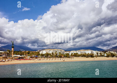 Sur la plage de Puerto Banus, Costa del Sol à Marbella, Andalousie, Espagne municipalité Banque D'Images