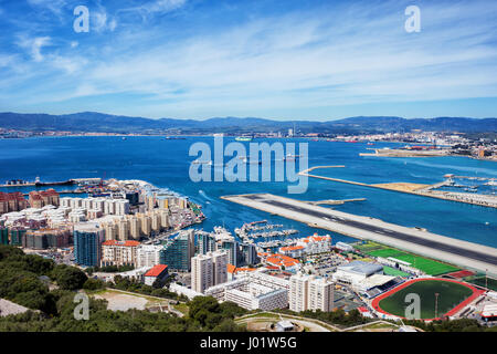 La ville de Gibraltar et la baie, d'immeubles à appartements, condos, piste de l'aéroport de Gibraltar, vue de dessus. Banque D'Images