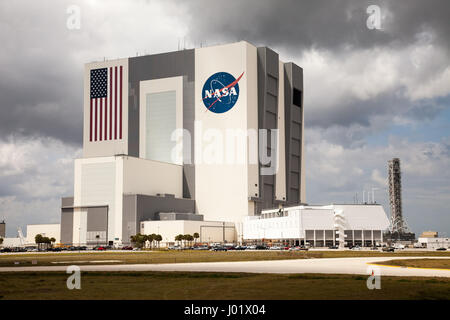 Cap Canaveral, Floride USA- le 28 mars 2012 : Le bâtiment d'assemblage de véhicules à la NASA, au Centre spatial Kennedy en Floride, USA. Banque D'Images