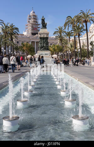 La fontaine de la Plaza de San Juan de Dios, Statue de Cadix Segismundo Moret politicien Cadix, prendre à Cadix, Andalousie, Espagne Banque D'Images