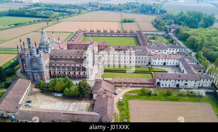 Vue aérienne de la Certosa di Pavia, construit à la fin du xive siècle, les tribunaux et le cloître du monastère et de culte dans la province de Pavi Banque D'Images